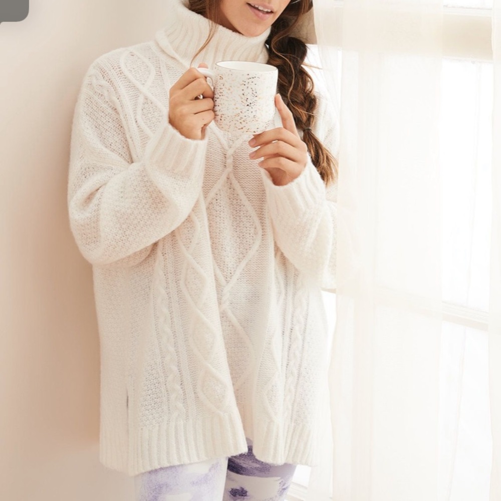 Oversized Cable Turtleneck Cream